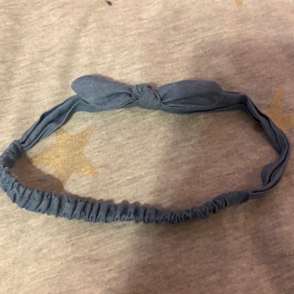 Knotted blue hair acc
